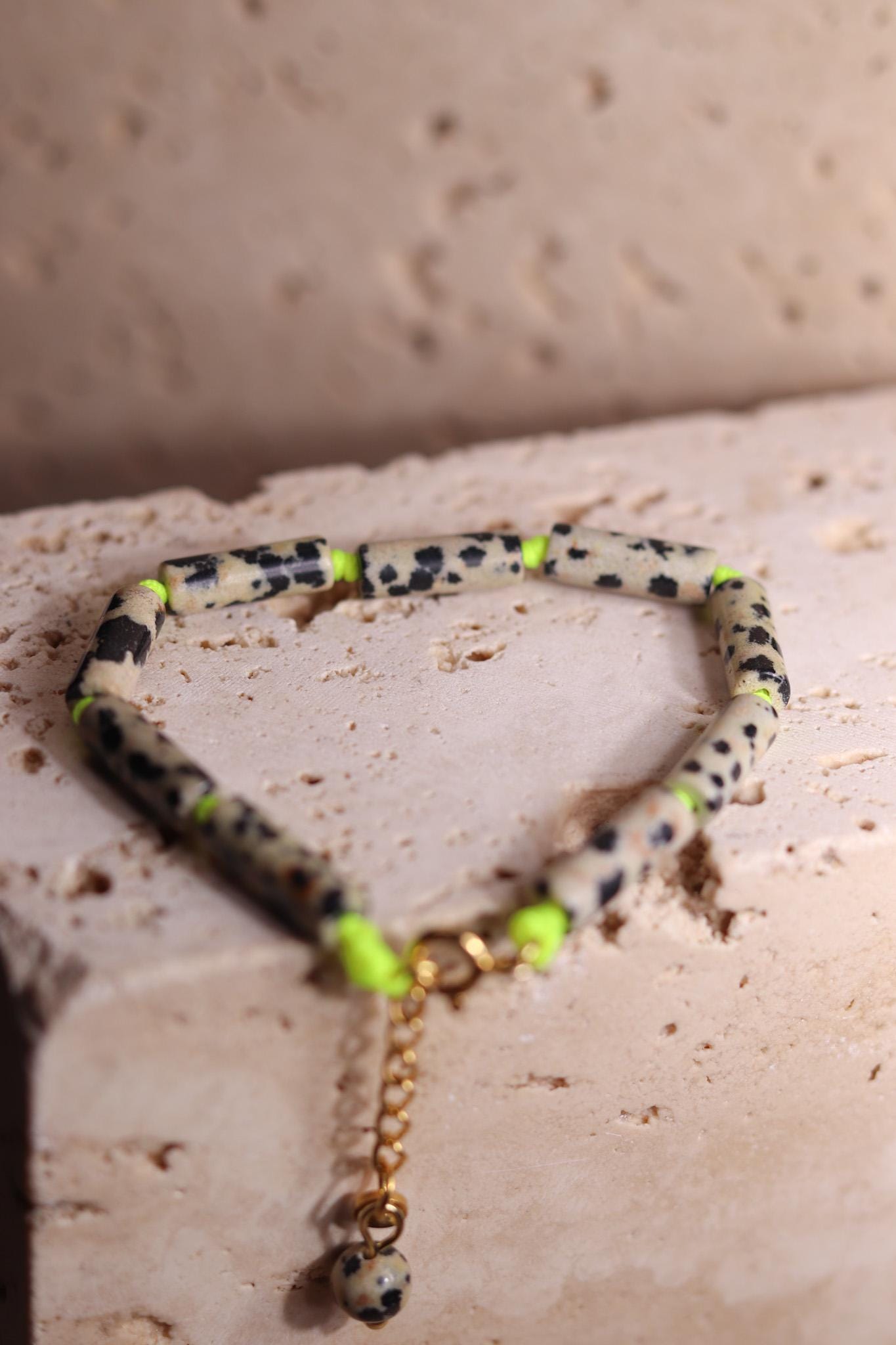 GoodLoverz Neon Dalmatinisches Jaspis Perlenarmband