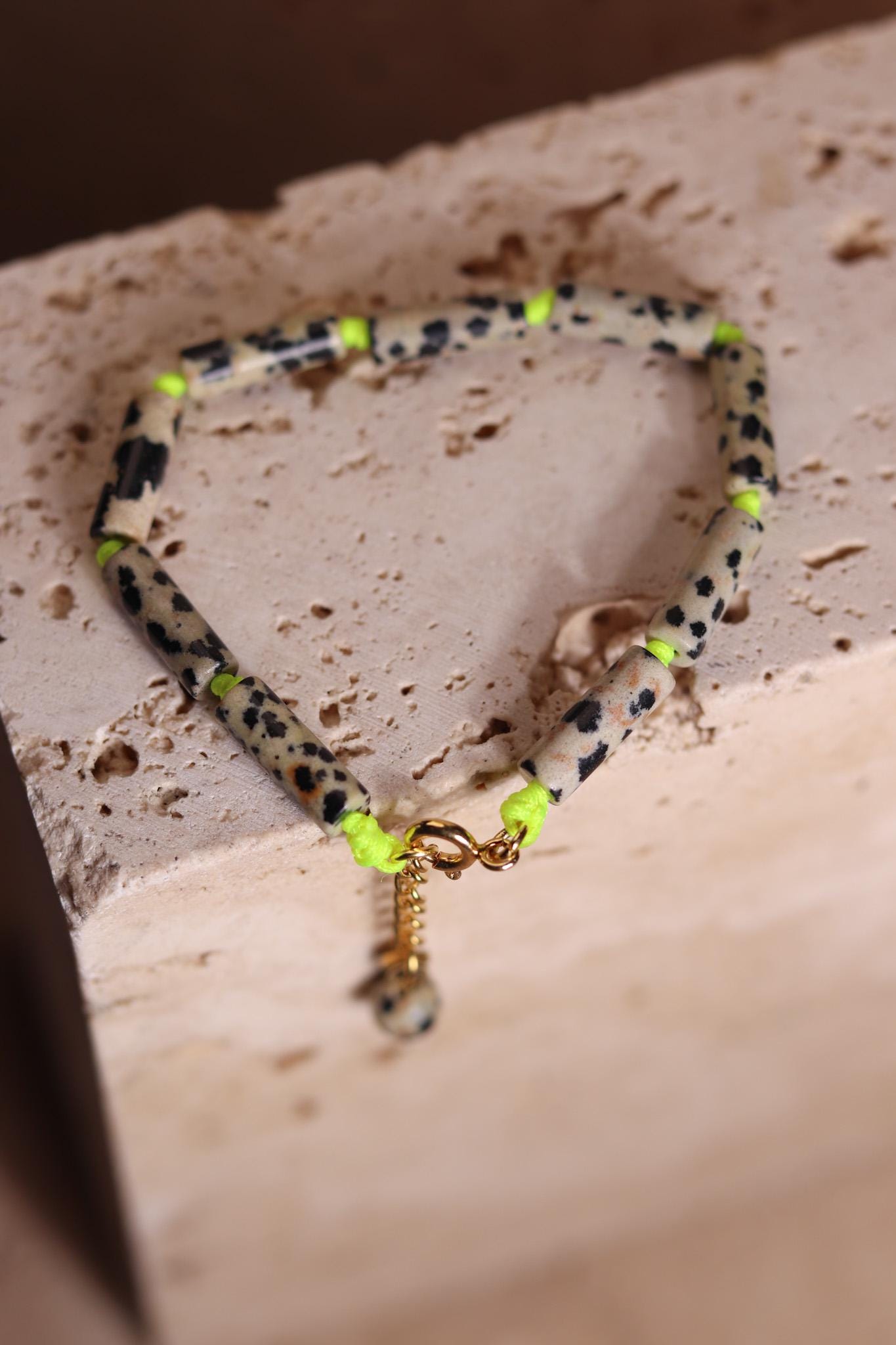 GoodLoverz Neon Dalmatinisches Jaspis Perlenarmband