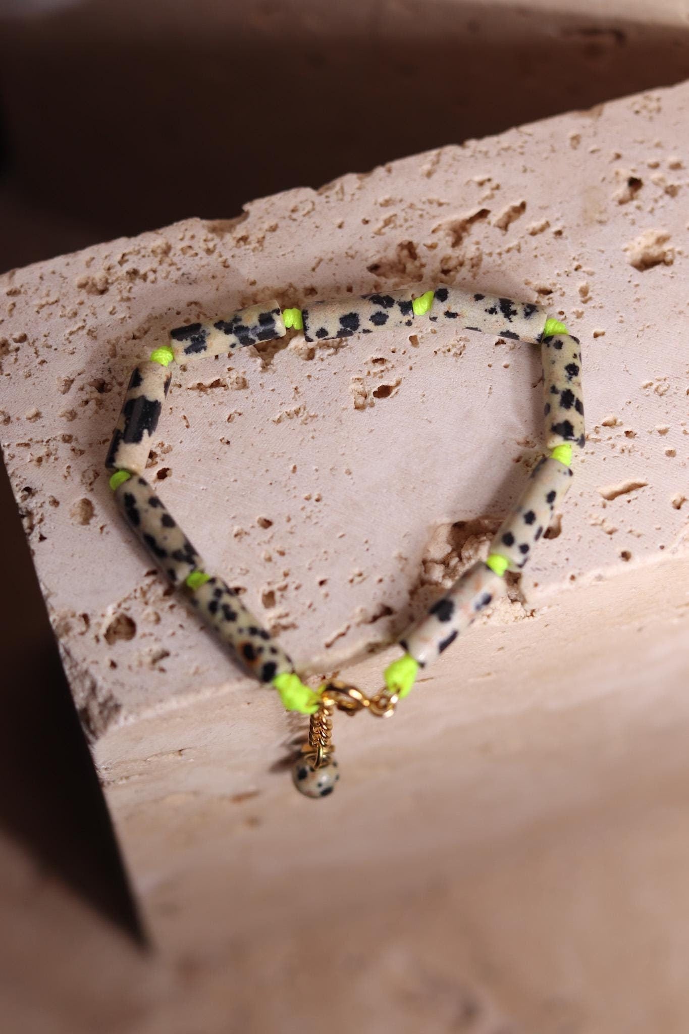 GoodLoverz Neon Dalmatinisches Jaspis Perlenarmband