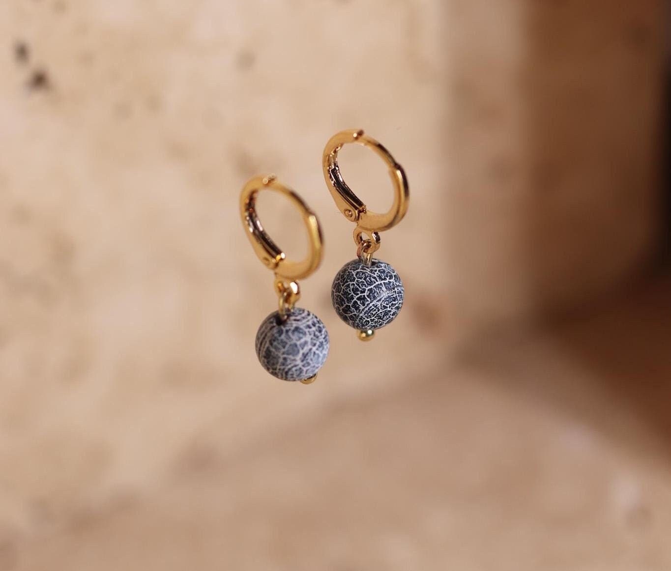 GoodLoverz Naturstein Chalcedon und Achat Perlen Creole 18 Karat vergoldet