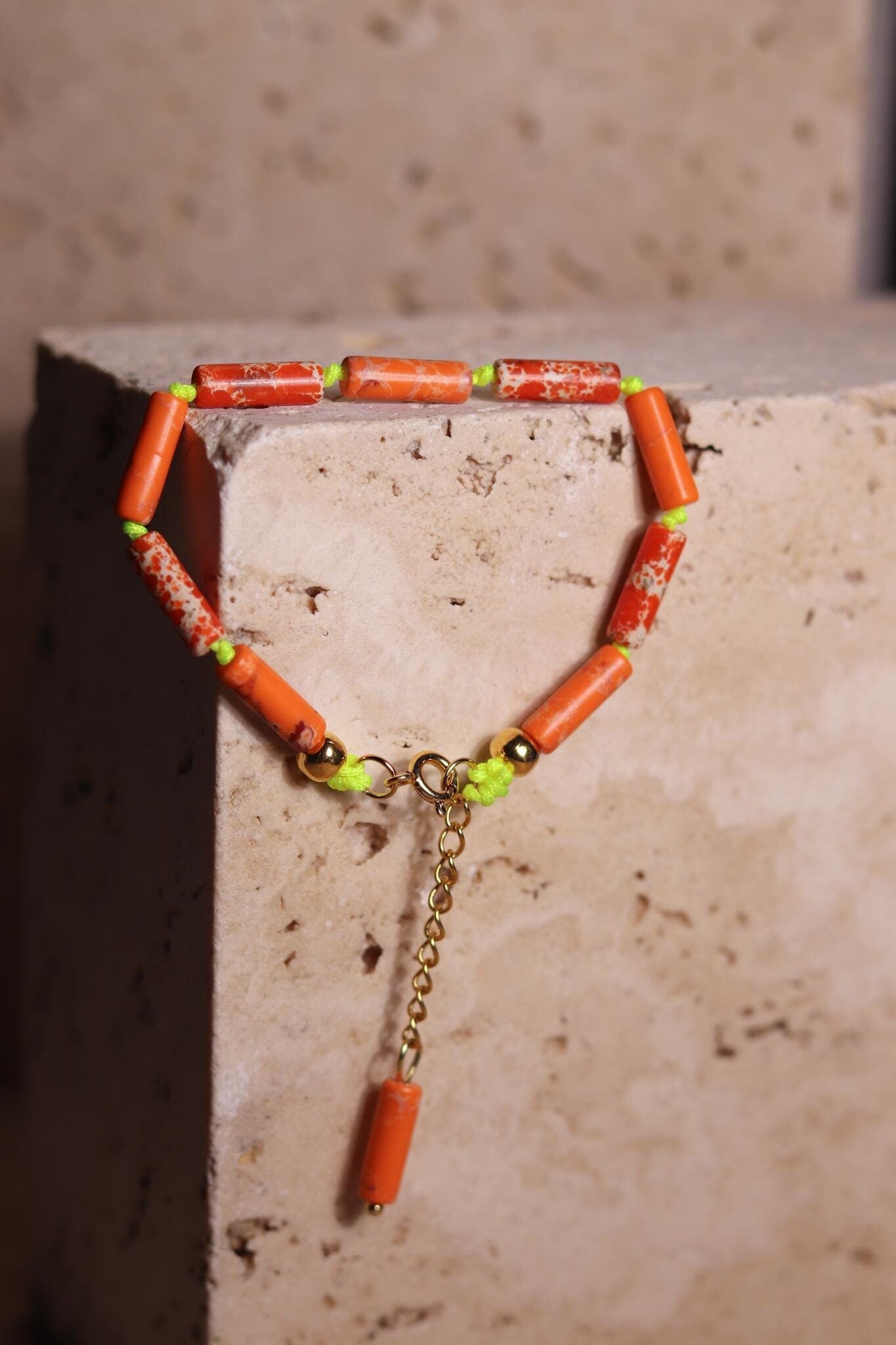 GoodLoverz Neon Dalmatinisches Jaspis Perlenarmband