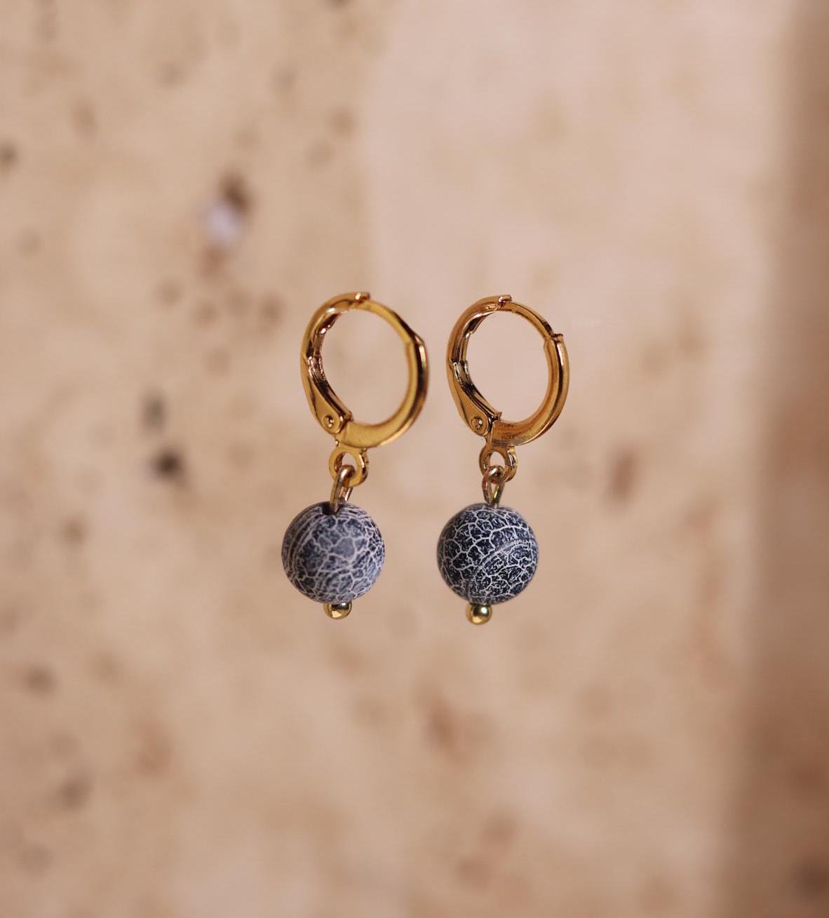 GoodLoverz Naturstein Chalcedon und Achat Perlen Creole 18 Karat vergoldet