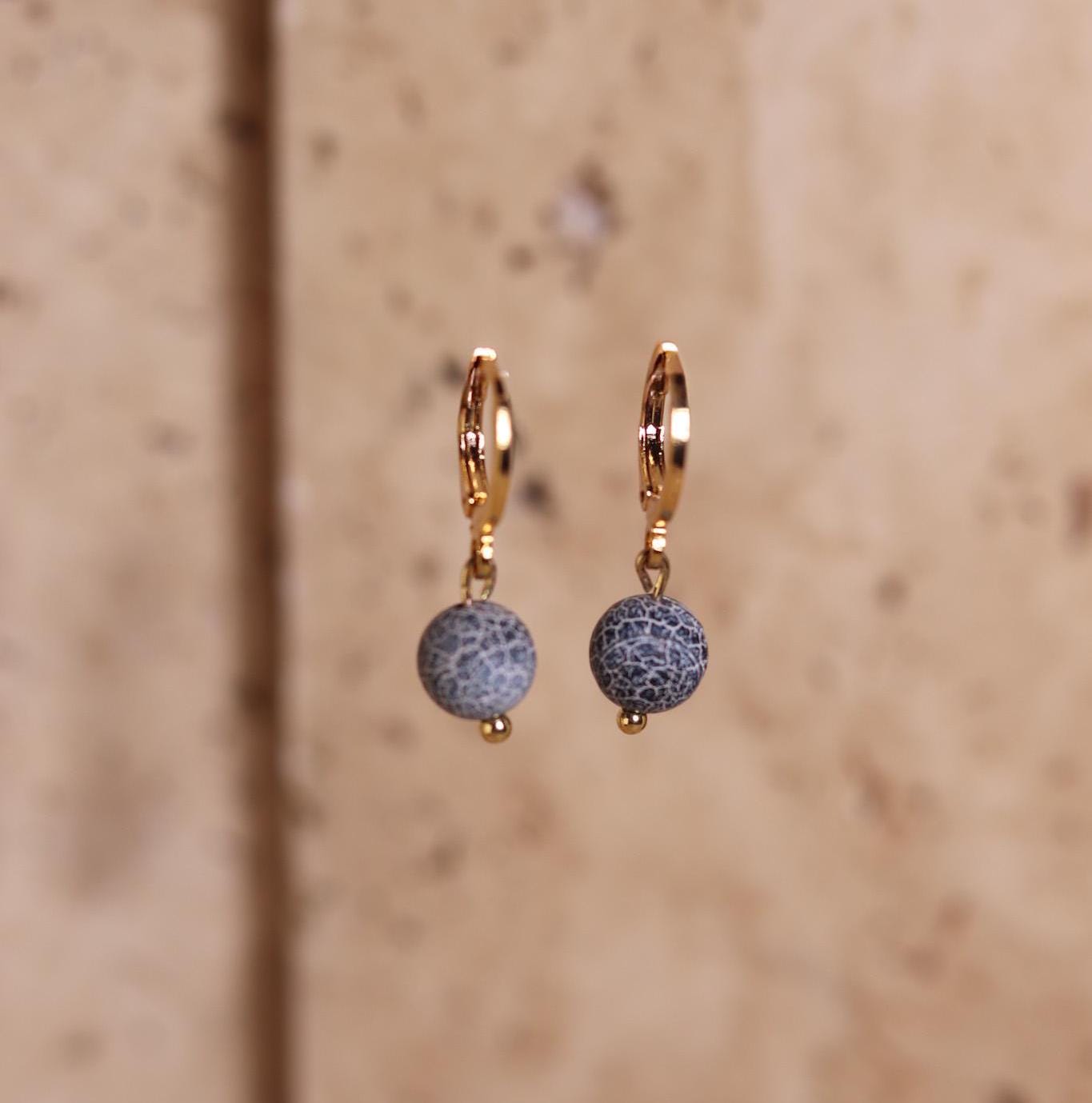 GoodLoverz Naturstein Chalcedon und Achat Perlen Creole 18 Karat vergoldet